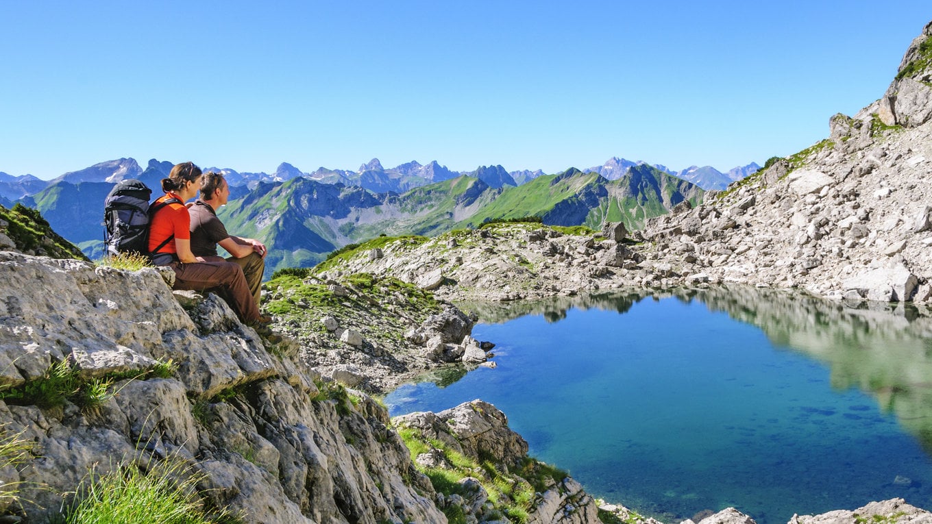 Nella gioia del lago. In montagna.
