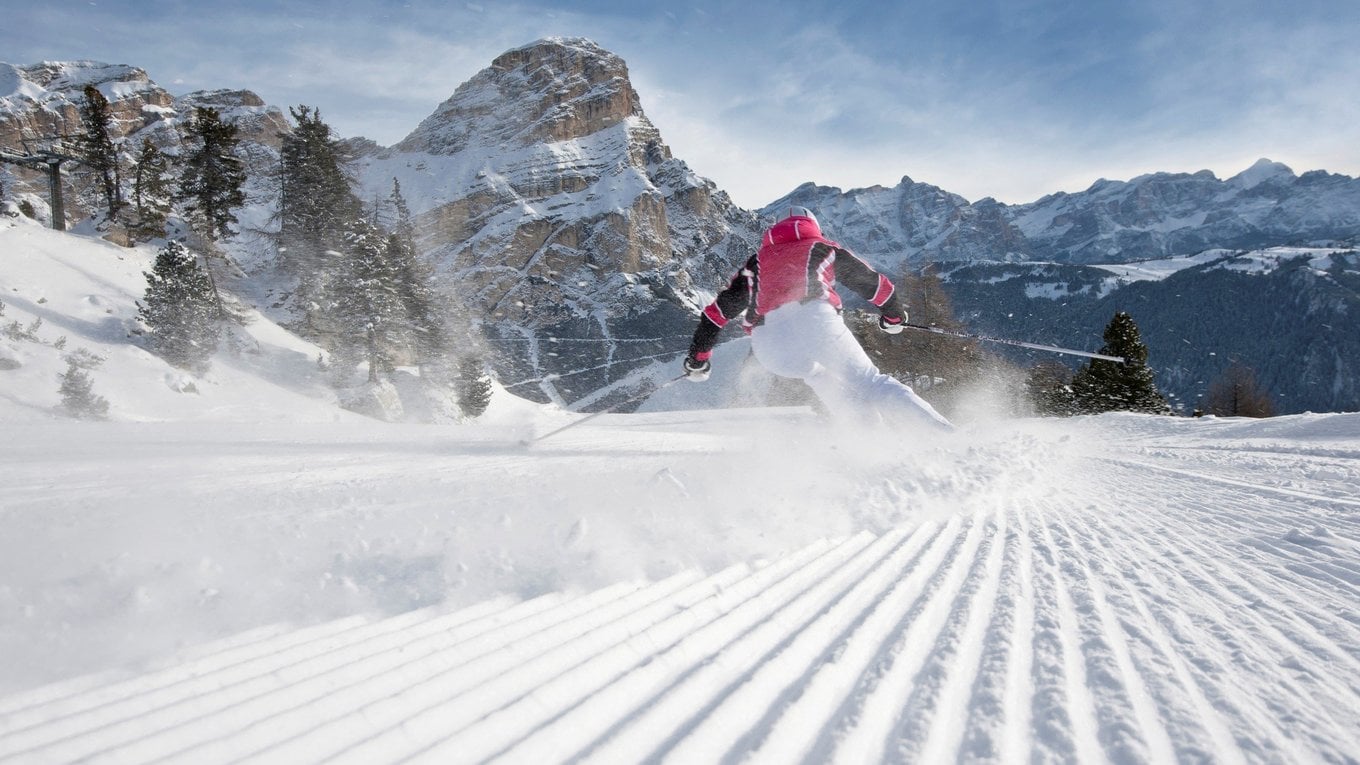 Divertimento con gli sci. In montagna